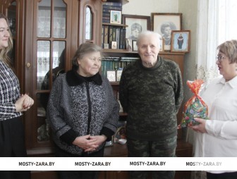 Добрые слова и подарки.  Бывших малолетних узников поздравили в Лунненском и Гудевичском  сельсоветах