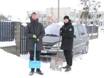 Что нам снег и  мороз! Мостовчане в субботу вышли на очистку от снега тротуаров, стоянок и дворовых территорий