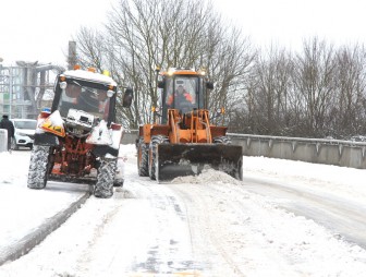 В выходной на мостовских улицах работало много снегоочищальной техники