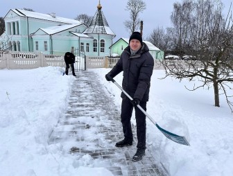 Шефскую помощь по уборке снега пансионату «Принеманье» сегодня оказала мужская половина Мостовского райисполкома