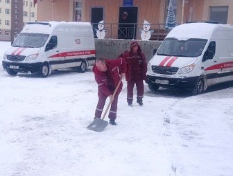 Сегодня на уборку снега на прилегающей к больнице территории вышли работники Мостовской ЦРБ