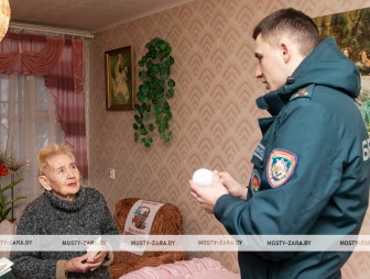 Безопасность в каждый дом: работники Мостовского РОЧС, ЦСОН и волонтёры присоединились к акции «От всей души»