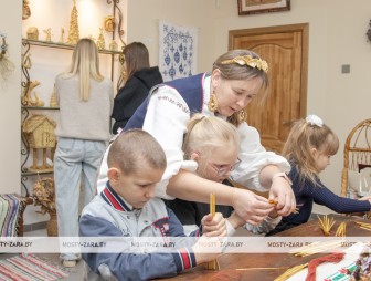 Искусство с привязкой к сезону: в Мостах открылась новая выставка «Зимний АРТ без преград»