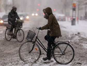 По скользкой дорожке: почему мостовчане зимой продолжают эксплуатировать двухколёсных коней?