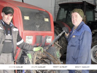На Мостовском ремонтном заводе идёт ремонт тракторов к весенней посевной кампании
