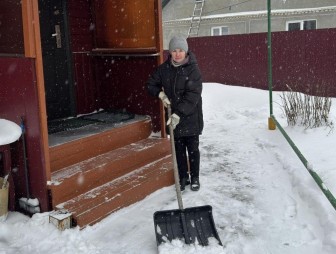 Снег почистят, продукты доставят и в больницу сопроводят: как социальная служба Мостовщины помогает пожилым людям в период сложных погодных условий