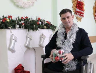 Проживающий Мостовского пансионата «Принеманье» Анатолий Садовский многие годы является подписчиком соцсетей районной газеты «Зара над Нёманам»