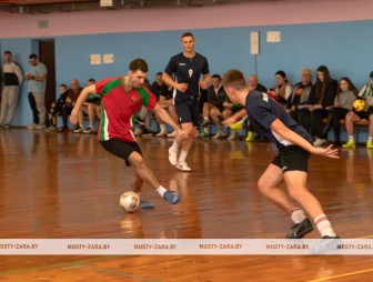 Интрига закручивается: рассказываем, как прошёл первый тур любительского чемпионата по мини-футболу в Мостах