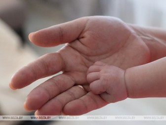 Как работа в отпуске по уходу за ребенком до трех лет влияет на выплаты, рассказали в Минтруда