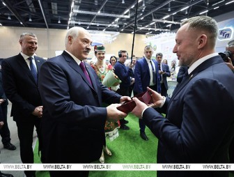 Автомобиль, мороженое и 'Любимая Аленка'. Лукашенко вручил символы Государственного знака качества