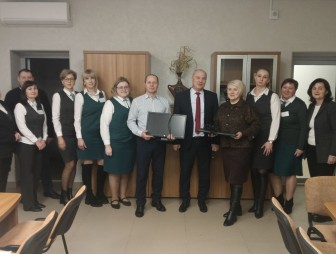 Безвозмездную спонсорскую помощь в виде компьютеров от ЦБУ №415 Беларусбанка получили две школы Мостовщины