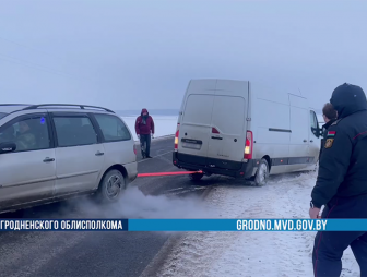 Солидарность водителей и помощь участкового: в Мостовском районе спасли две машины из снежного плена