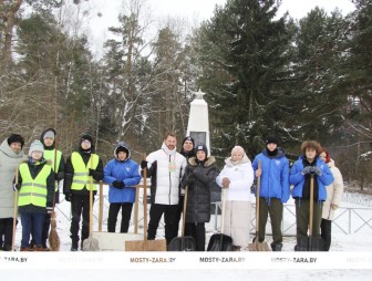 Зимний десант у братской могилы в Княжеводцах