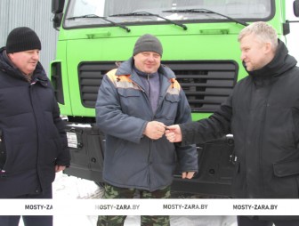 Мостовские коммунальники получили ещё одну автомашину для вывозки мусора