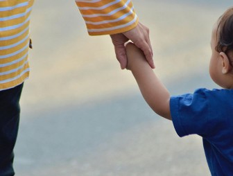 Неработающие украинцы в Польше с 1 февраля лишатся права на получение пособия на детей