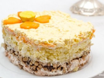 Салат с копчёной курицей и маринованным луком