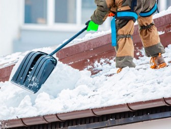 Зимняя безопасность. Уборка снега с крыш предупредит ЧП