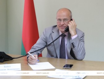 Прямую телефонную линию» провёл член Совета Республики Валентин Байко