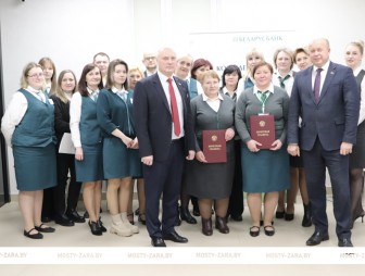 Стабильности и высоких доходов пожелал глава района коллективу центра банковских услуг №415 г. Мосты