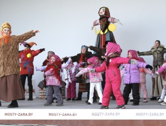 Вспоминаем, как в Мостах прошло народное гулянье «Масленица у ворот – всех весёлый праздник ждёт!»