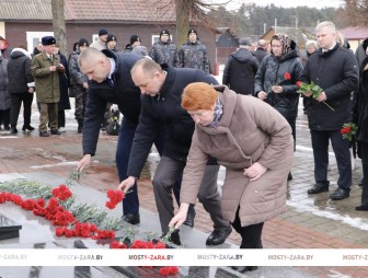 С памятью в сердцах! Мостовчане почтили память героев войны, возложили цветы к братской могиле по улице Советской