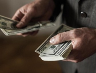 О контроле за проведением внешнеторговых операций и своевременностью поступления валютной выручки