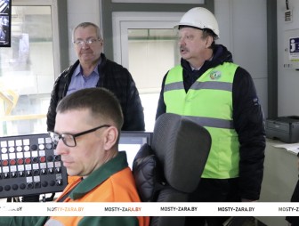 Рейдовые группы техинспекции ФПБ совместно с мобильной группой Мостовского райисполкома знакомились с состоянием охраны труда в организациях района