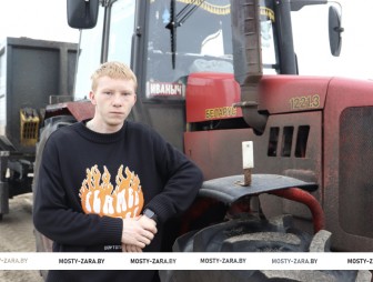 И трактор новый, и квартира. Как в ЗАО «Гудевичи» привлекают молодёжь