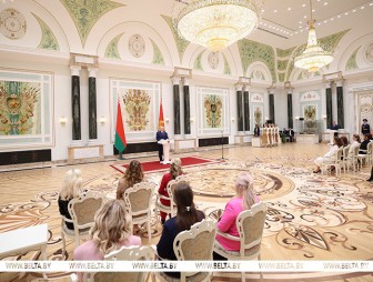 Едины в стремлении сделать страну лучше. Александр Лукашенко в преддверии 8 Марта вручил женщинам госнаграды
