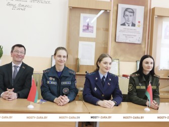 Как совмещают личную жизнь и службу  женщины в погонах. Об этом узнали мостовские ученики