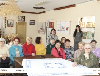 Не простое украшенье.  В  отделе традиционного искусства и ремёсел районного центра культуры открылась выставка вышивки