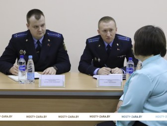Заместитель прокурора Гродненской области Павел Силюк провёл приём граждан в Мостовском районе