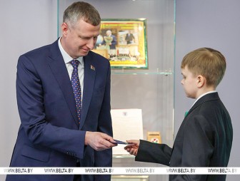 Крутой - школьникам: паспорт - это документ, в котором встречается ваша личная история и корни всей страны