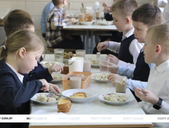 С прицелом на детские вкусы: в двух школах Мостовского района проходит эксперимент по организации питания