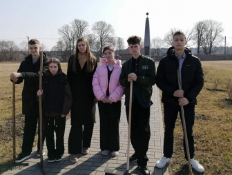 Дружно и сообща навели порядок на территории Мостовского сельсовета представители депутатского корпуса, работники учреждений