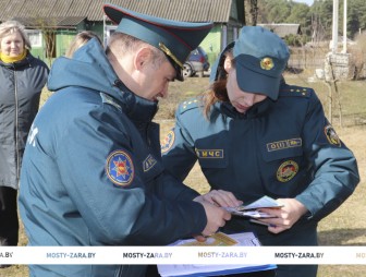 В населённых пунктах Песковского сельсовета профилактические рейды в жилом секторе провели работники Гродненского областного управления МЧС