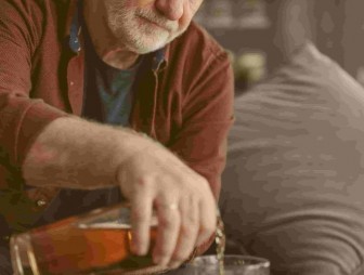 Профилактика алкоголизма среди пенсионеров: истории успеха и важные рекомендации