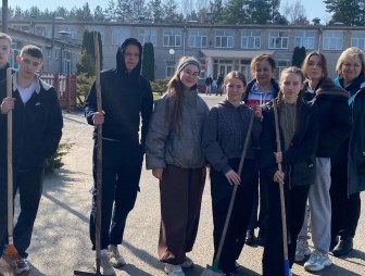 Вместе! Дружно! Сообща! – именно так трудились на уборке территорий учащиеся и педагоги Песковской средней школы