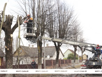 Мостовские электрики работали на высоте и на земле