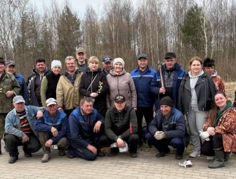 ФОТОФАКТ. Коллектив Мостовской сельхозтехники во время районного субботника дружно трудился на участке по проспекту Мира нашего райцентра.
