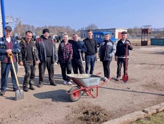 Трудовой коллектив Мостовского ремонтного завода в субботний день дружно вышли наводить порядок на территории предприятия