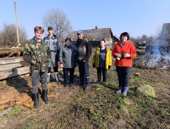 ФОТОФАКТ. Во время районного субботника работники Мостовского сельского исполнительного комитета трудились на уборке заброшенной территории в деревне Осовляне.