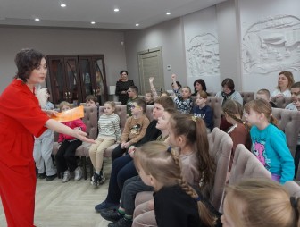 В открытии Недели детской книги в Мостовской районной библиотеке приняла участие писательница Валентина Дробышевская