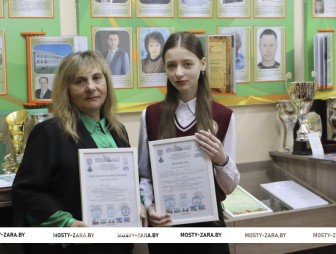 Наградами Черняховского муниципального округа отмечены учащаяся Правомостовской средней школы Алина Ковалевич и руководитель школьного музея Галина Цеслюк