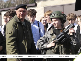 Стать на некоторое время сотрудником ДПС, подружиться со смышлёной Торой и примерить экипировку ОМОНа – всё это смогли мостовские старшеклассники