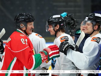 Народная команда, лучший 'наркотик' и советы по игре. Александр Лукашенко побывал на тренировке у 'Динамо-Минск'