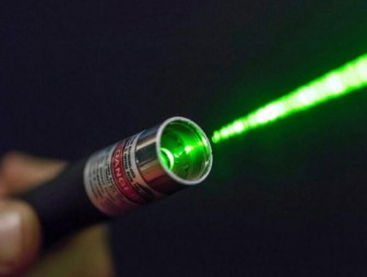 Что может грозить за шалость с лазерной указкой
