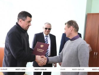 Трудом красит малую родину. В Мостовском Райсельхозэнерго чествовали мастера Виктора Будиловича