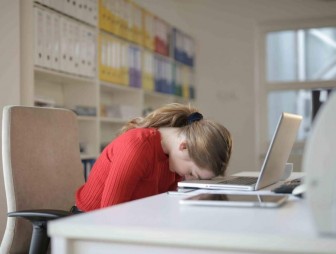 Вызывают на работу в выходной день: обязан ли работник соглашаться?