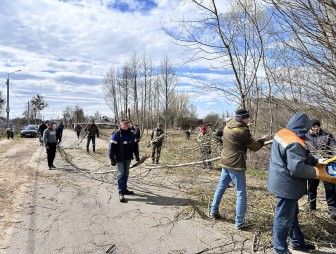 Улица Вокзальная в Мостах становится краше